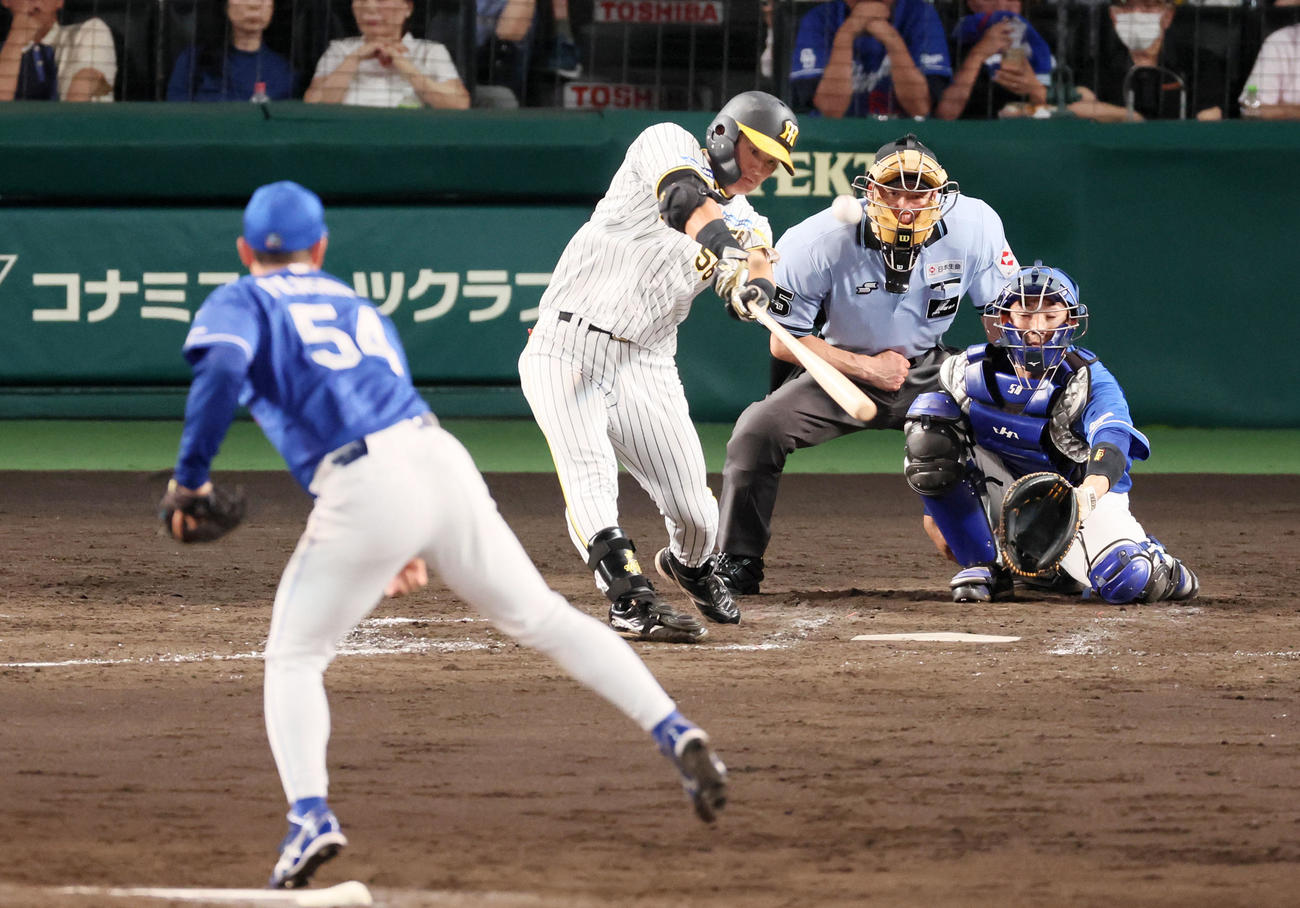 阪神対中日　5回裏阪神無死、前川は中越え三塁打を放つ。投手は藤嶋（撮影・加藤哉）