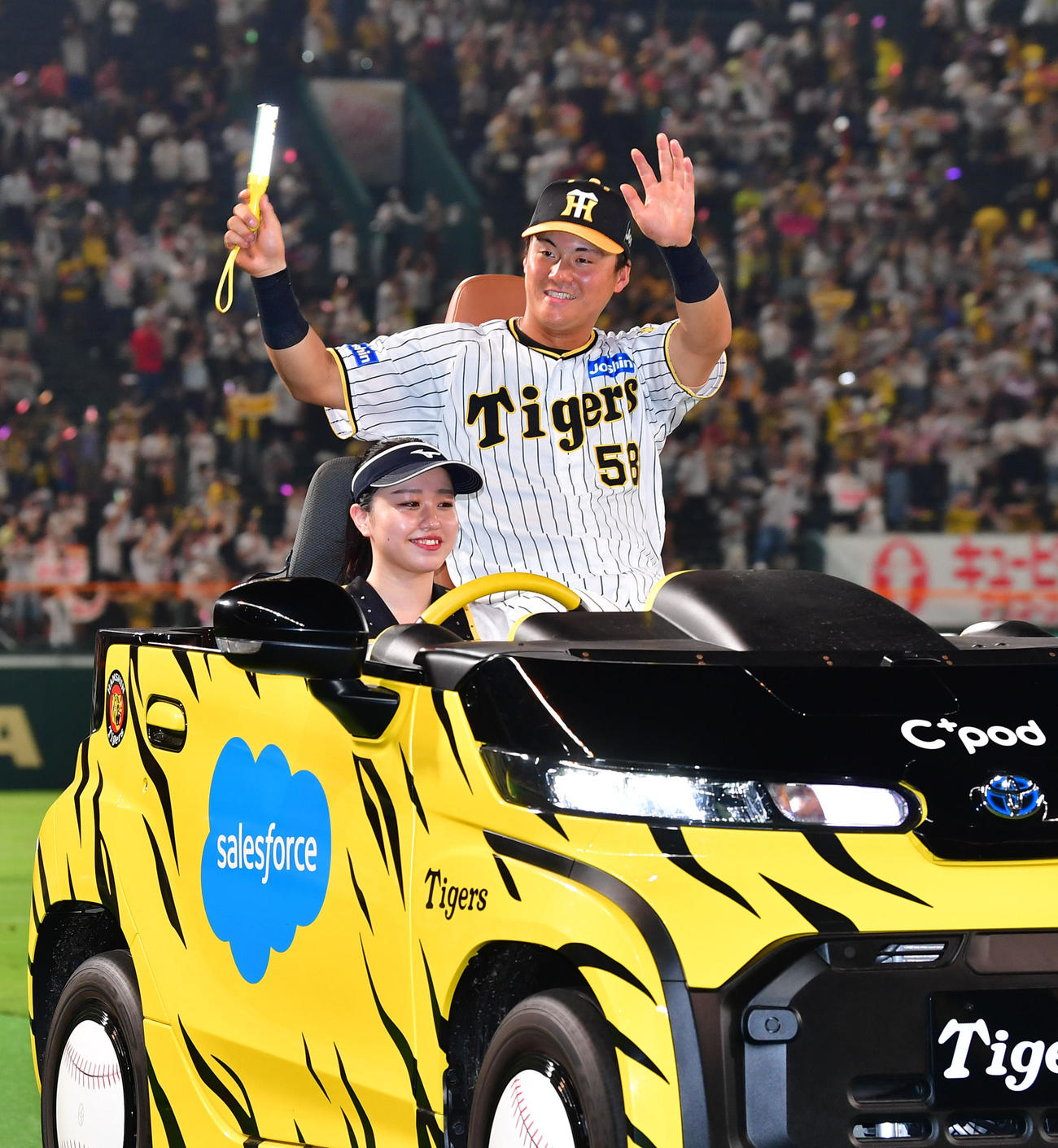 阪神対中日　リリーフカーに乗りファンの声援に笑顔で応える前川（撮影・前岡正明）
