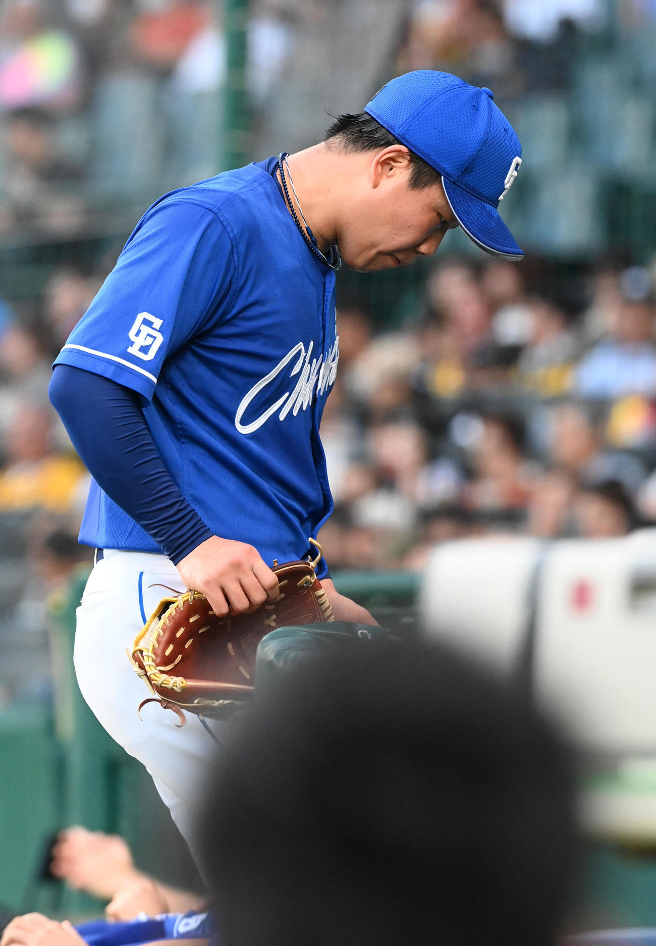 阪神対中日　3回裏阪神2死一、二塁、交代にがっくりとベンチに戻る中日先発の柳（撮影・前岡正明）
