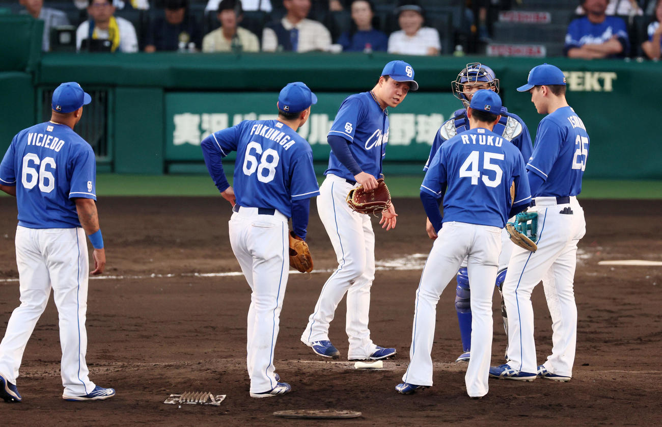阪神対中日　3回裏阪神2死一、二塁。打者梅野を迎えたところでKO降板する先発の柳（撮影・加藤哉）
