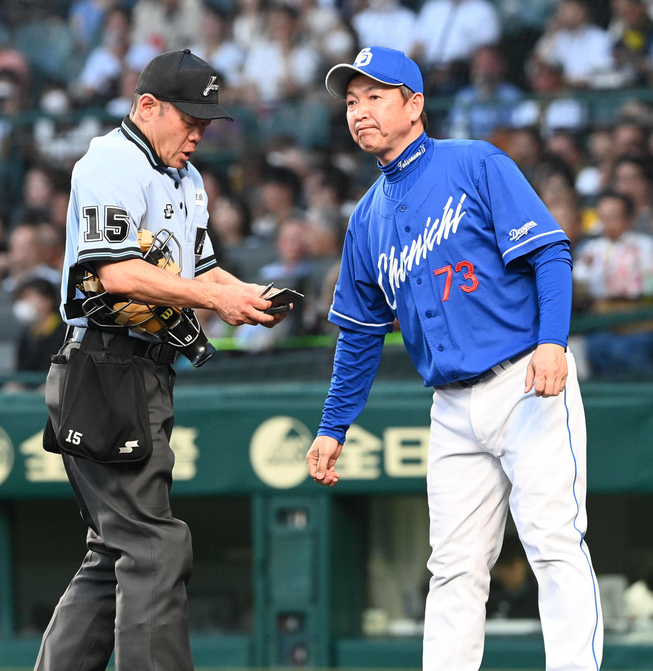 阪神対中日　3回裏阪神2死一、二塁、柳の交代を告げる中日立浪監督（撮影・前岡正明）