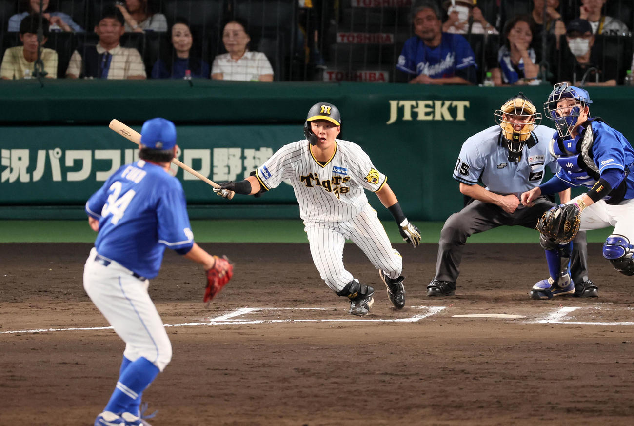 阪神対中日　5回裏阪神無死一塁、前川は中前打を放つ。投手は福（撮影・加藤哉）