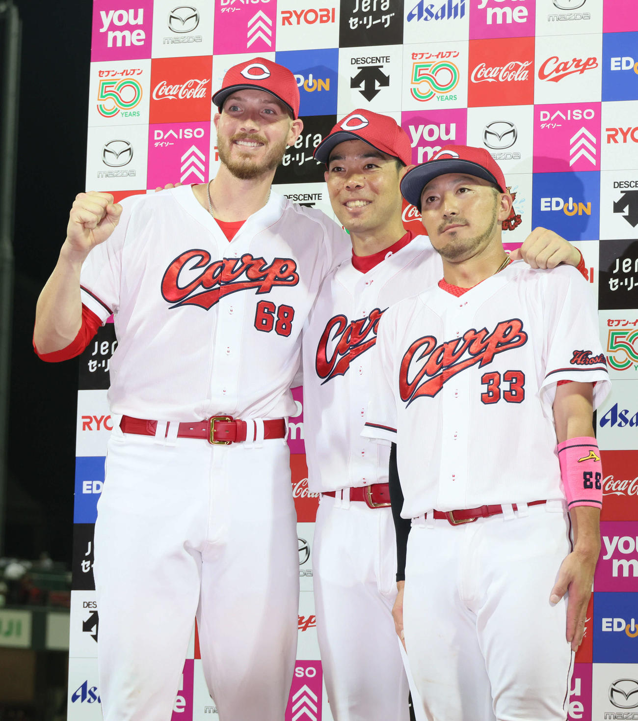 広島対DeNA　お立ち台でポーズを決める左からターリー、秋山、菊池（撮影・加藤孝規）