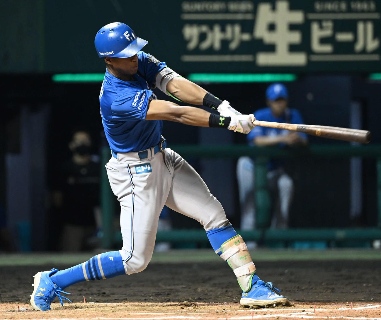 西武対日本ハム　7回表日本ハム無死一塁、万波は左越え2点本塁打を放つ（撮影・山崎安昭）