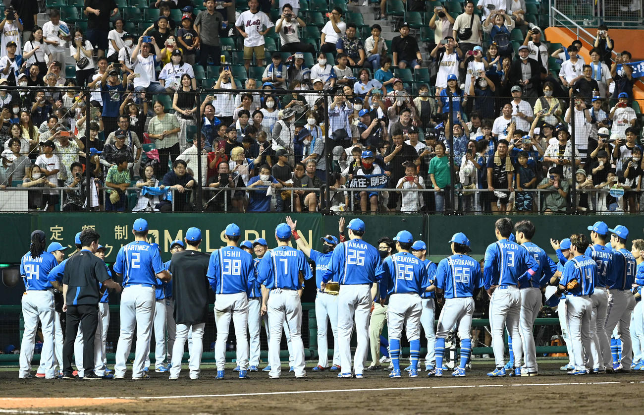 西武対日本ハム　勝利を祝う1本締めをする新庄監督（中央）と日本ハムの選手たち（撮影・山崎安昭）