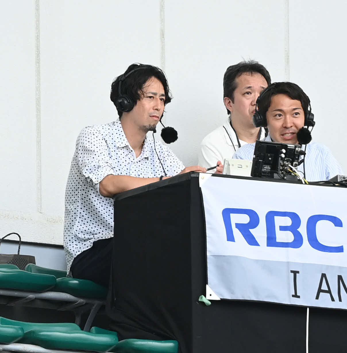 西武対日本ハム　解説で球場を訪れた大嶺氏（左）（撮影・山崎安昭）