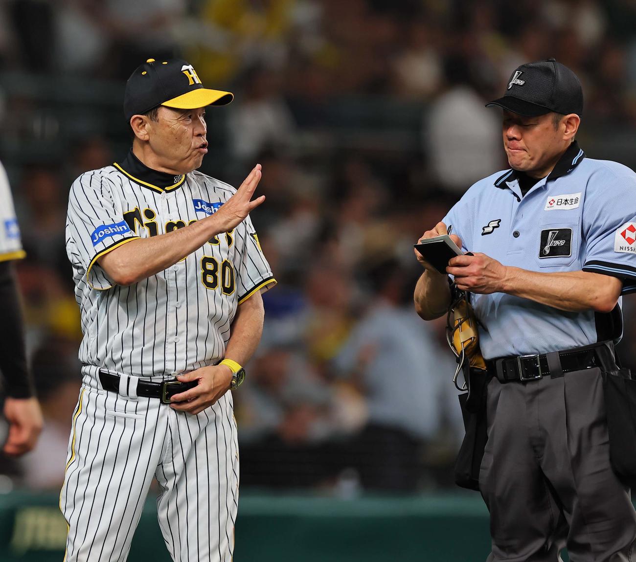阪神対中日　選手交代を告げる岡田監督（撮影・上田博志）
