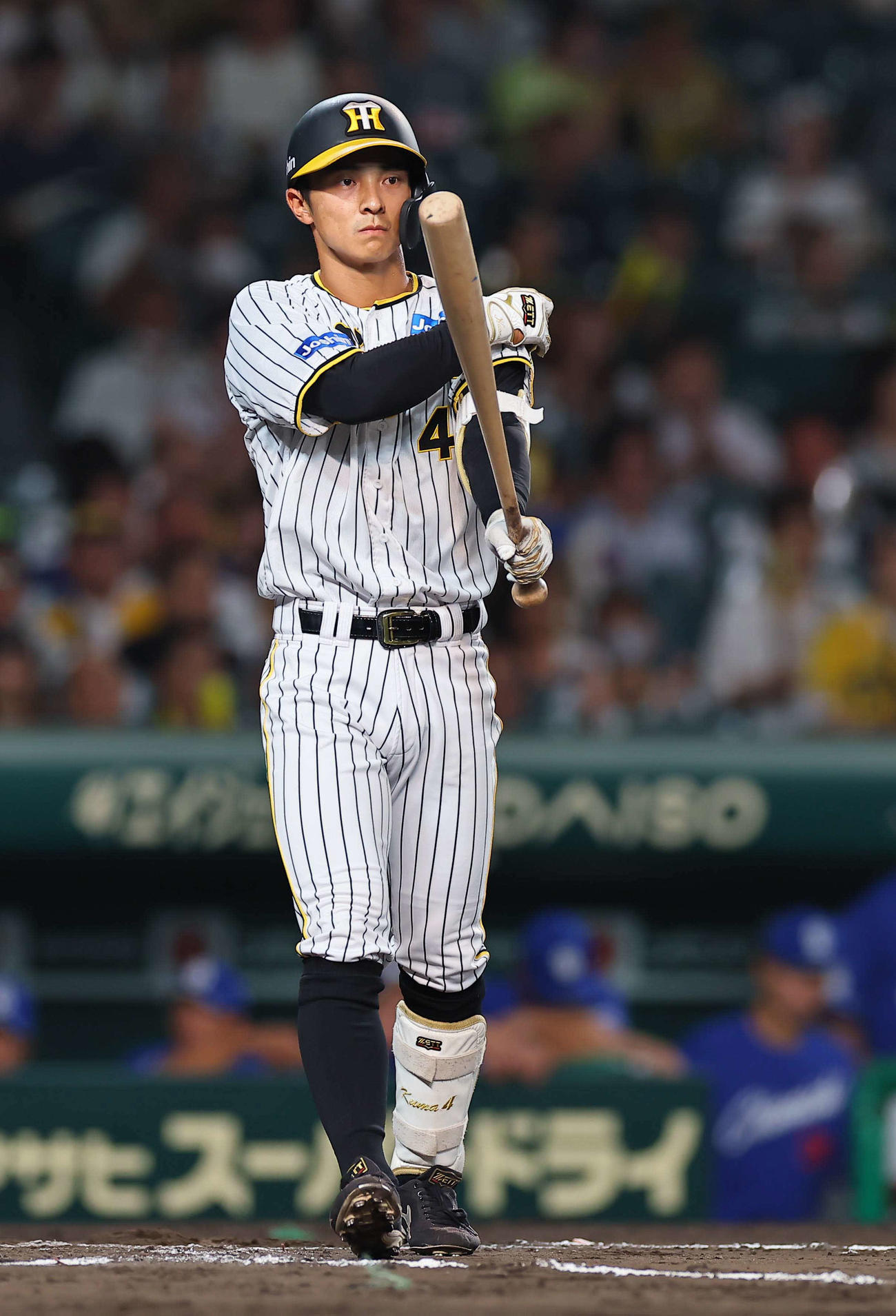 阪神対中日　8回裏阪神無死一塁、熊谷は四球を選ぶ（撮影・上田博志）