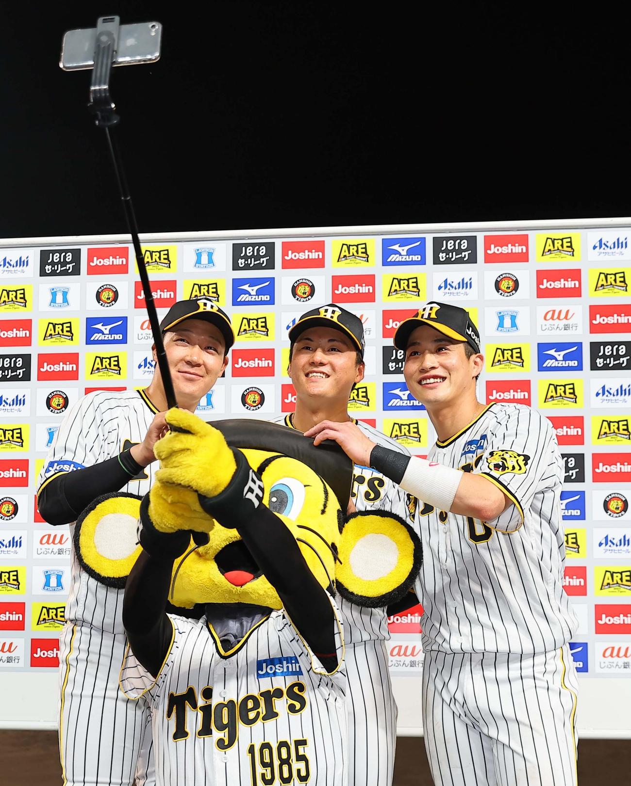 阪神対中日　トラッキーと記念撮影をする左から大山、前川、木浪（撮影・上田博志）