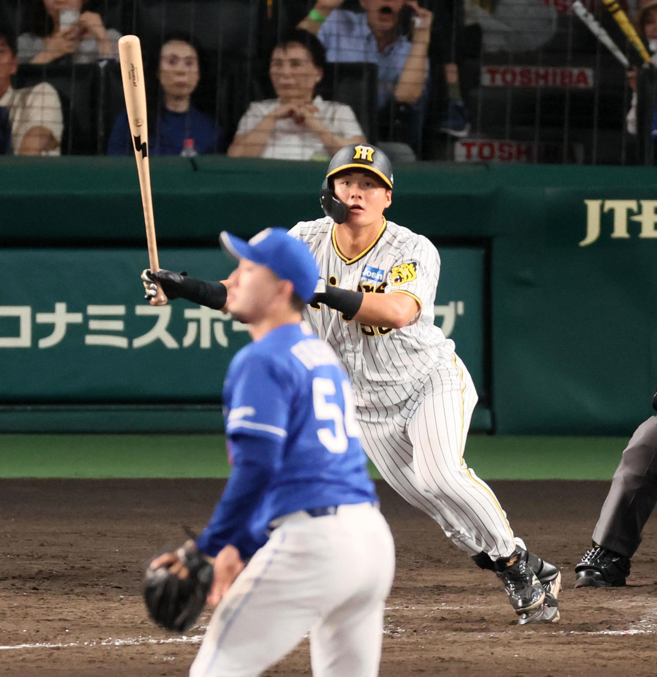 阪神対中日　5回裏阪神無死、前川は中越え三塁打を放つ。投手は藤嶋（撮影・加藤哉）