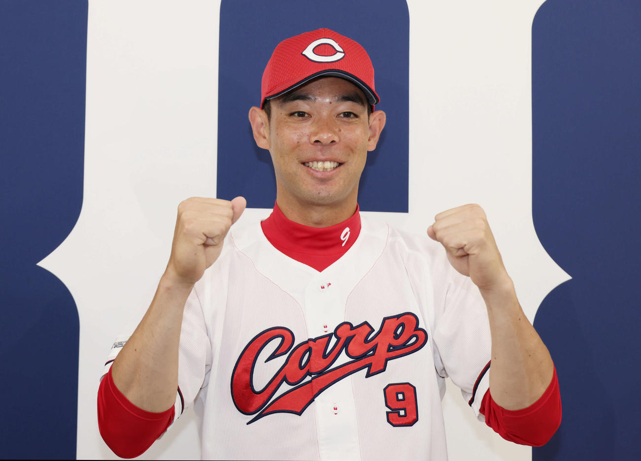 オールスターゲームにファン投票で選出され、会見でポーズを決める広島秋山（撮影・加藤孝規）