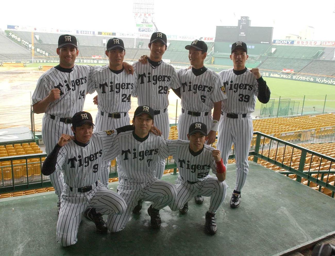 オールスターにファン投票で選出され、会見を行った阪神の（前列左から）藤本敦士、今岡誠、赤星憲広、（後列左から）ジョージ・アリアス、桧山進次郎、井川慶、金本知憲、矢野輝弘（2003年7月3日撮影）