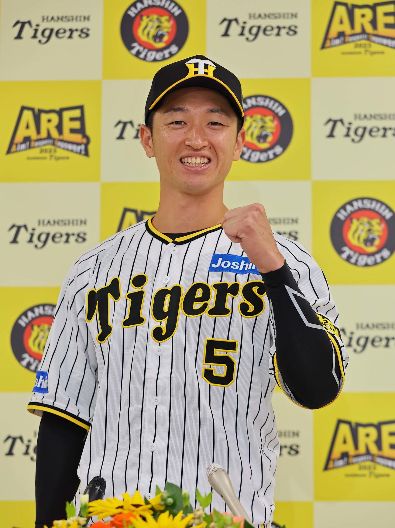 ファン投票でオールスターに選出された近本は笑顔でポーズを決める（撮影・上田博志）