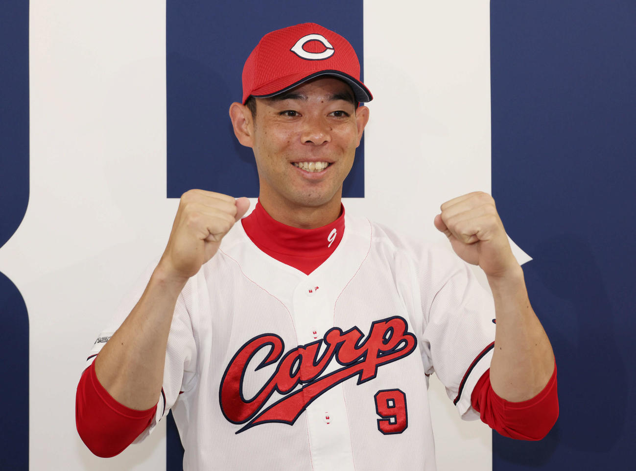 オールスターゲームにファン投票で選出され、会見でポーズを決める広島秋山（撮影・加藤孝規）