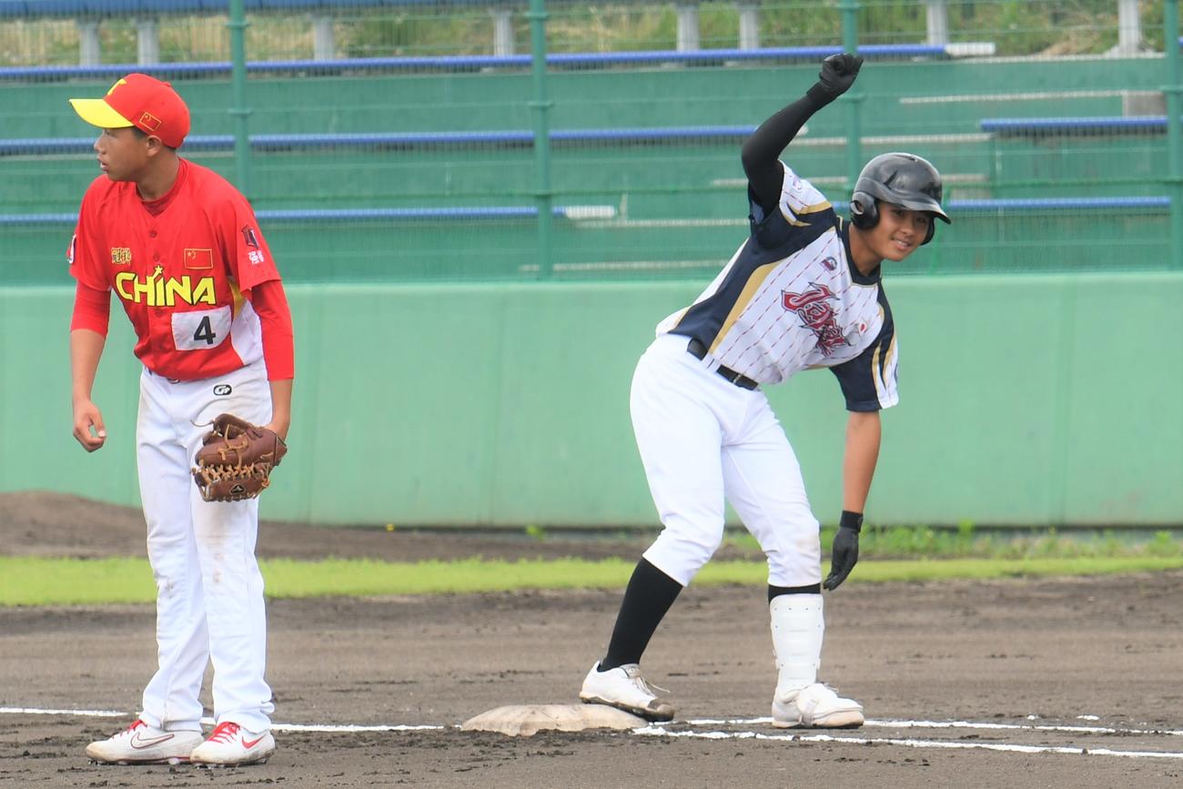 日本対中国第1　初回にタイムリーを放ち喜ぶ峰松主将（撮影・久我悟）