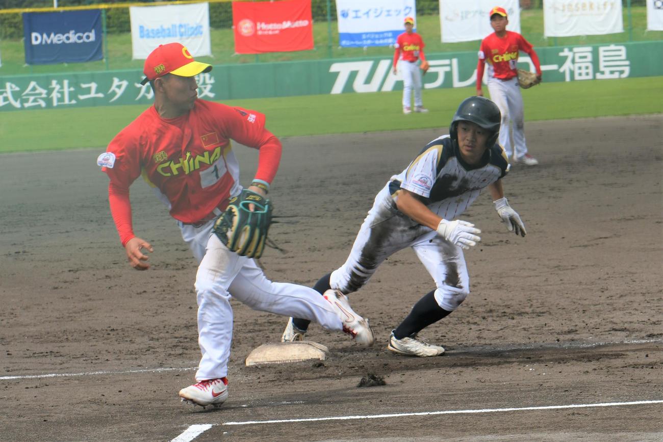 相手のミスを突き、本塁に向かう山根碧