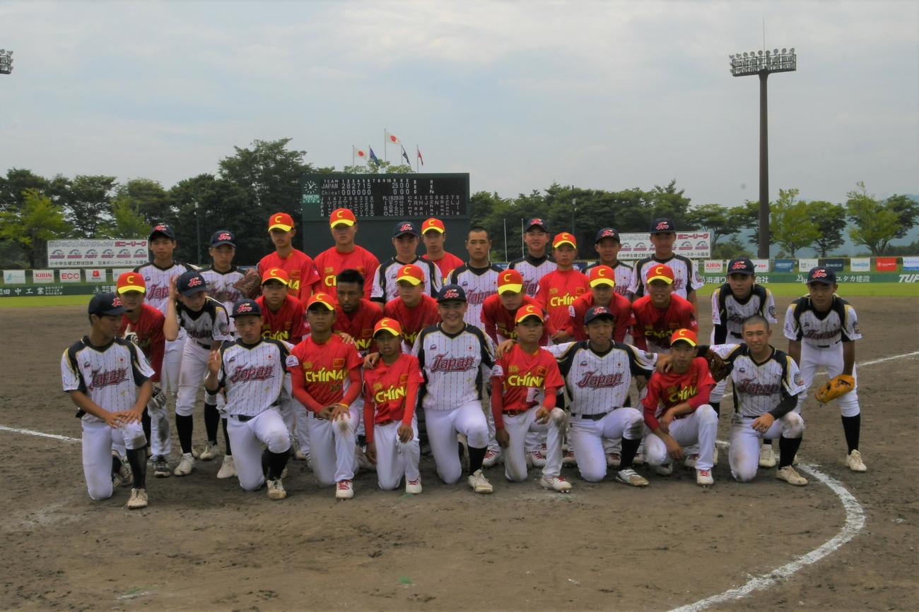 日本と中国第1のナインは試合後、健闘をたたえ合った