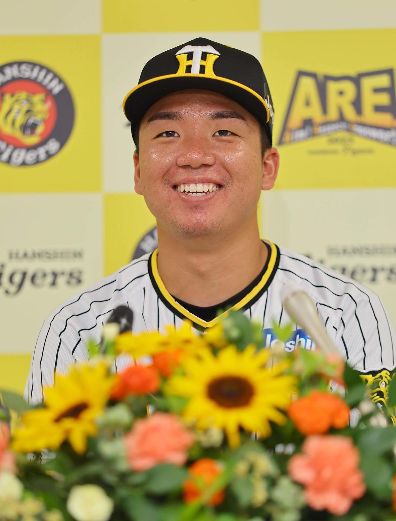 ファン投票でオールスターに選出された村上は会見で意気込みを話す（撮影・上田博志）