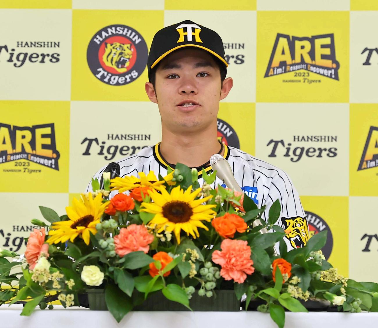 ファン投票でオールスターに選出された中野は会見で意気込みを話す（撮影・上田博志）