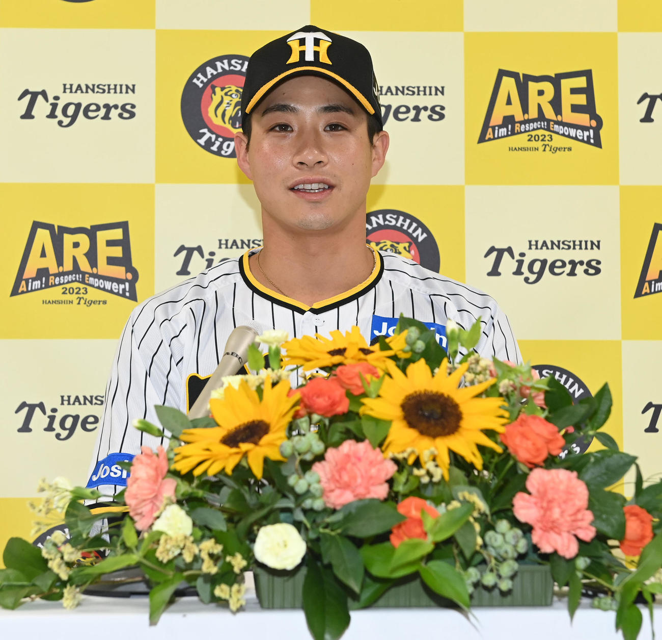 ファン投票でオールスターに出場が決まった阪神木浪は笑顔で会見を行う（撮影・前岡正明）