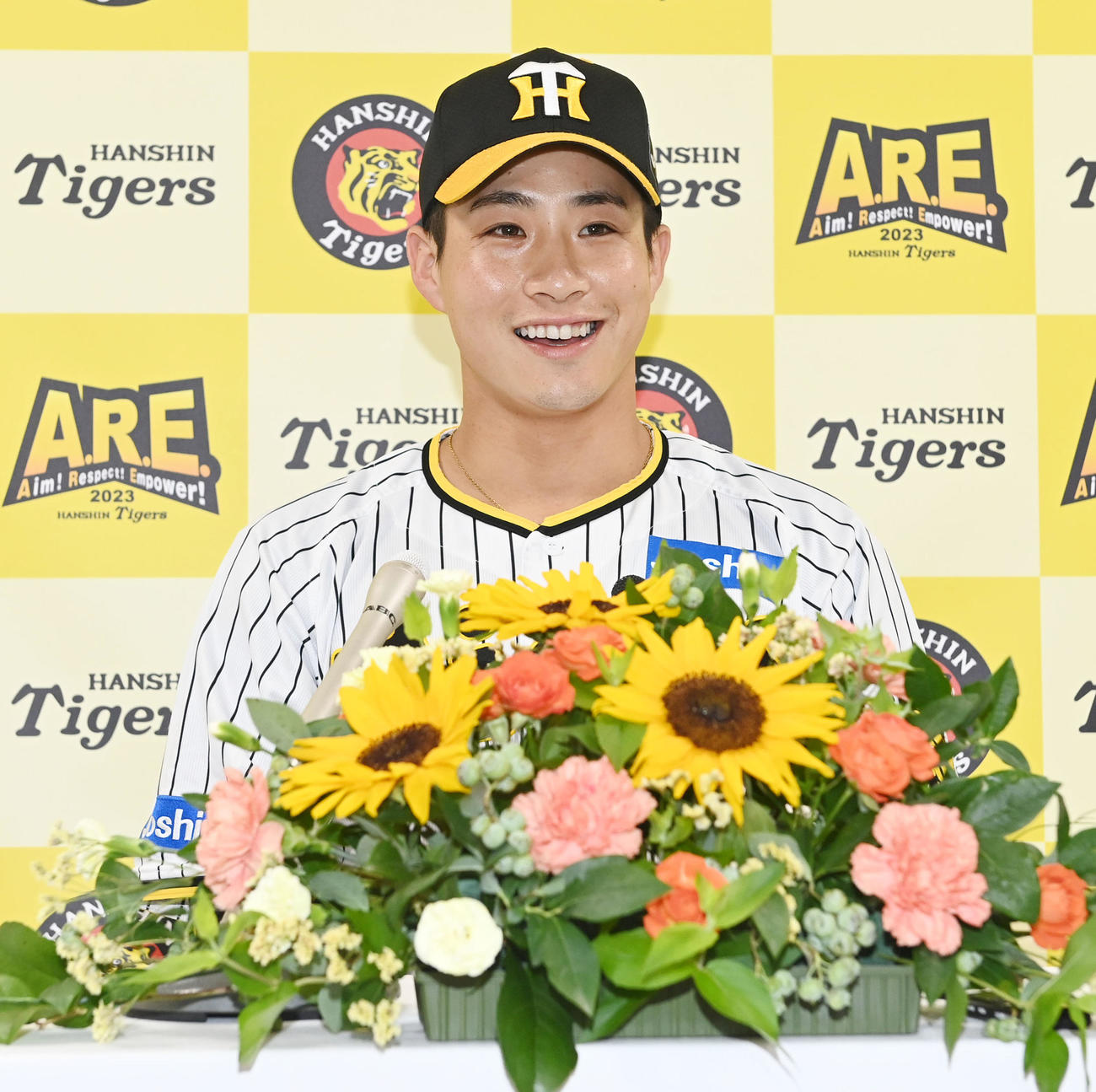 ファン投票でオールスターに出場が決まった阪神木浪は笑顔で会見を行う（撮影・前岡正明）
