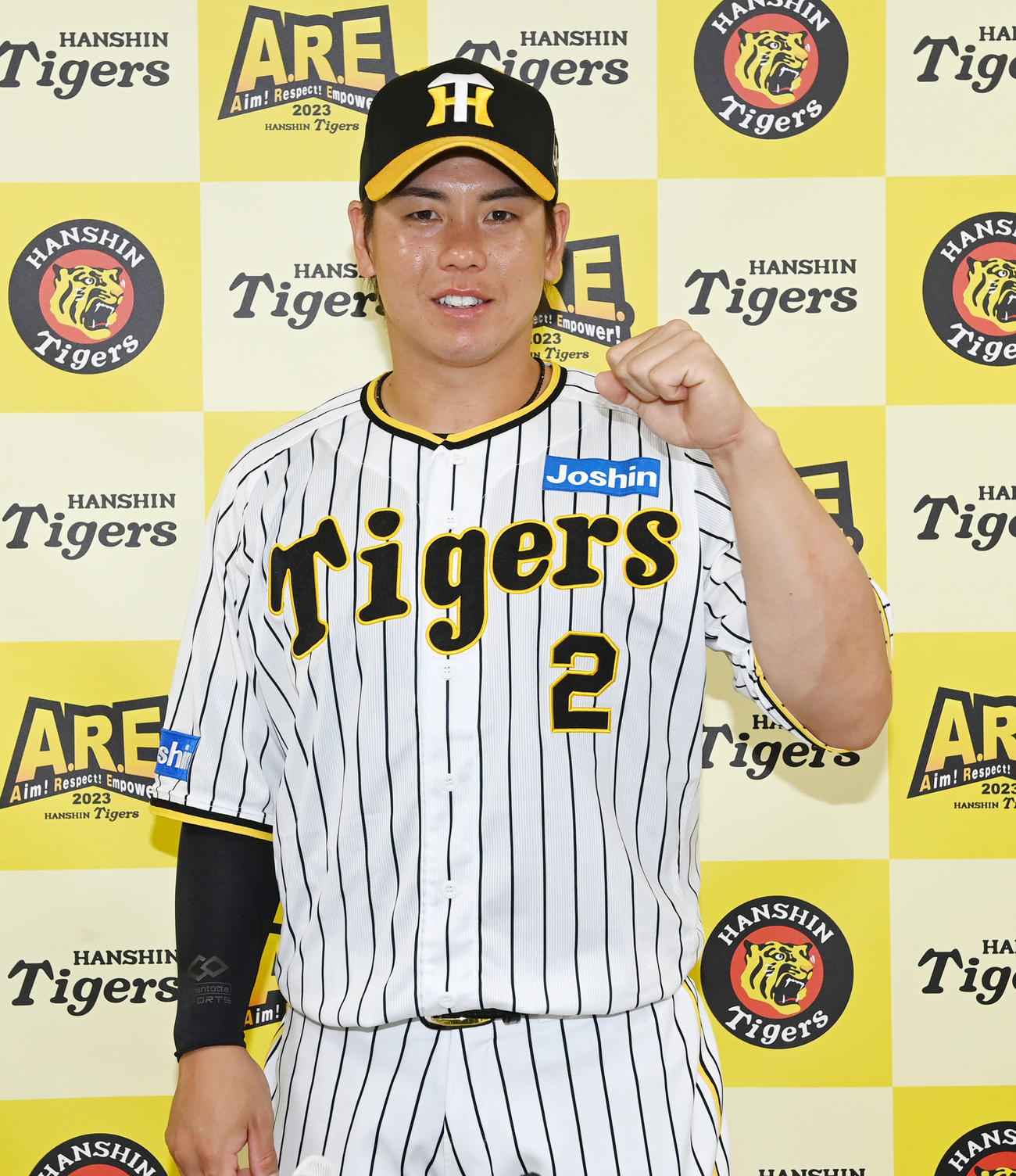 ファン投票でオールスターに出場が決まった阪神梅野は笑顔でポーズを決める（撮影・前岡正明）