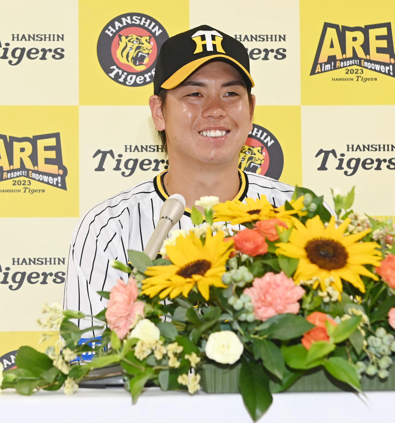 ファン投票でオールスターに出場が決まった阪神梅野は笑顔で会見する（撮影・前岡正明）