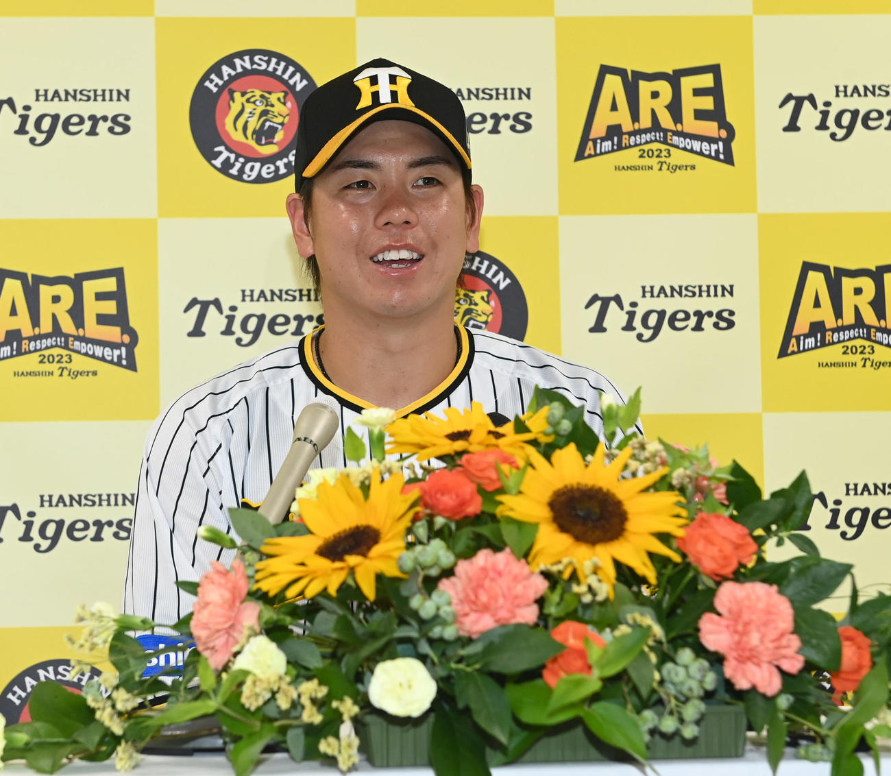 ファン投票でオールスターに出場が決まった阪神梅野は笑顔で会見する（撮影・前岡正明）