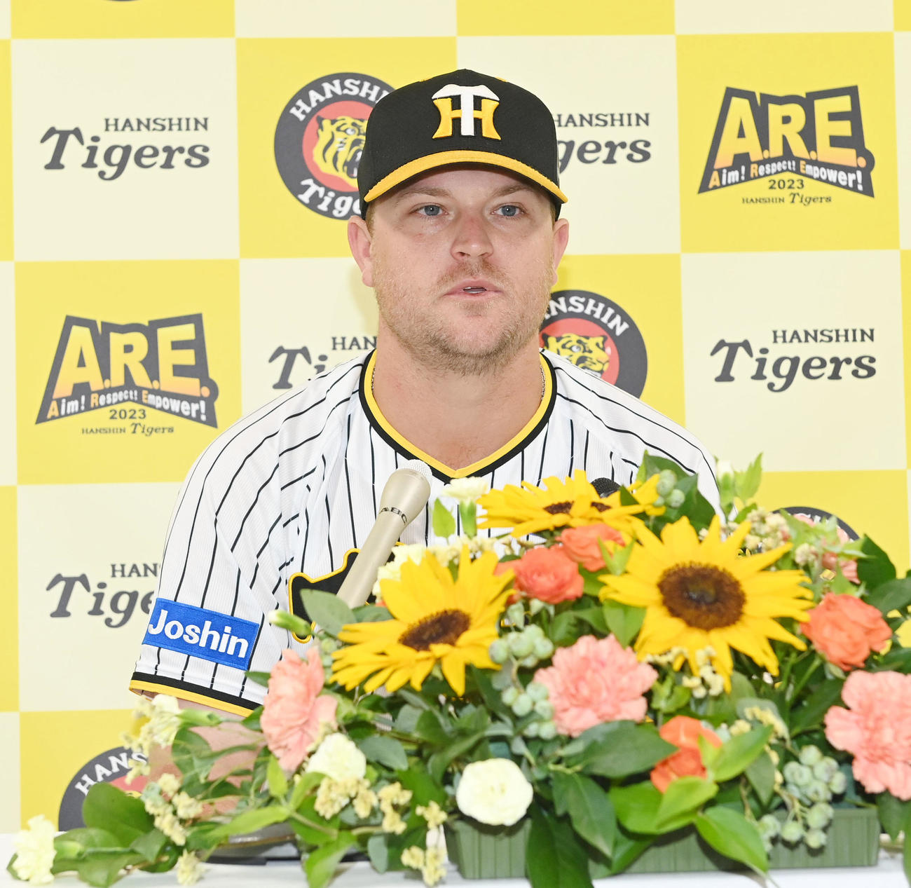 ファン投票でオールスターに出場が決まった阪神ノイジーは会見を行う（撮影・前岡正明）