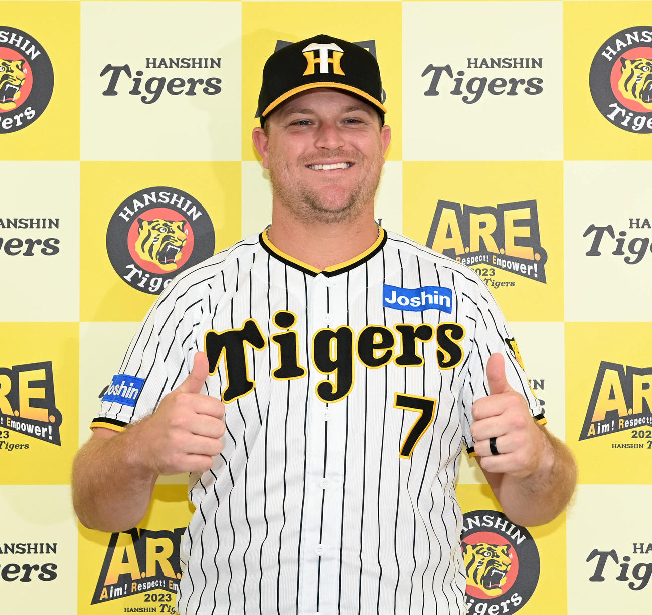 ファン投票でオールスターに出場が決まった阪神ノイジーは笑顔でサムアップポーズ（撮影・前岡正明）