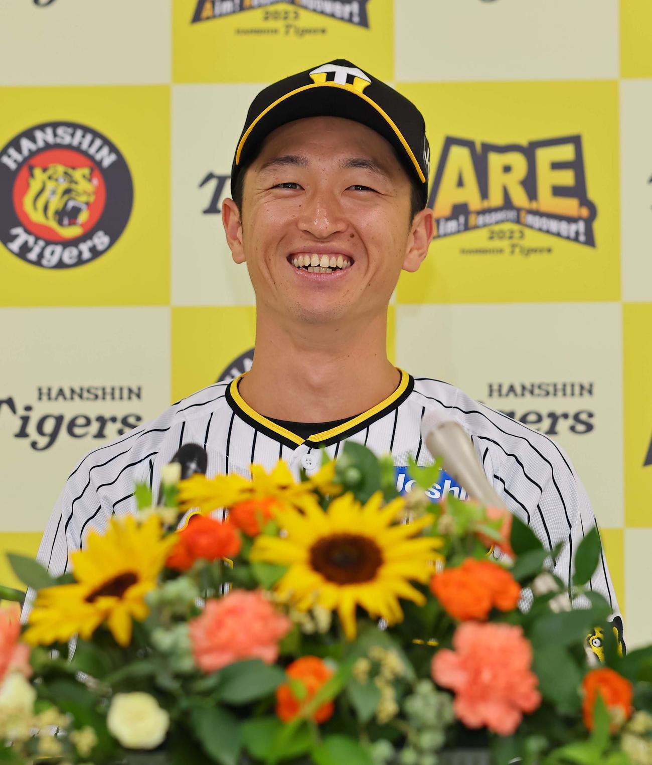 ファン投票でオールスターに選出された近本は会見で意気込みを話す（撮影・上田博志）