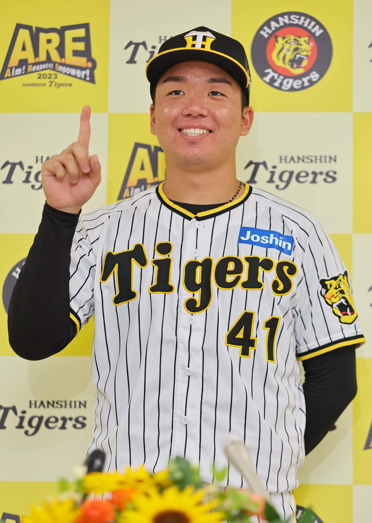 オールスターに初選出された村上は笑顔で1回目ポーズを決める（撮影・上田博志）