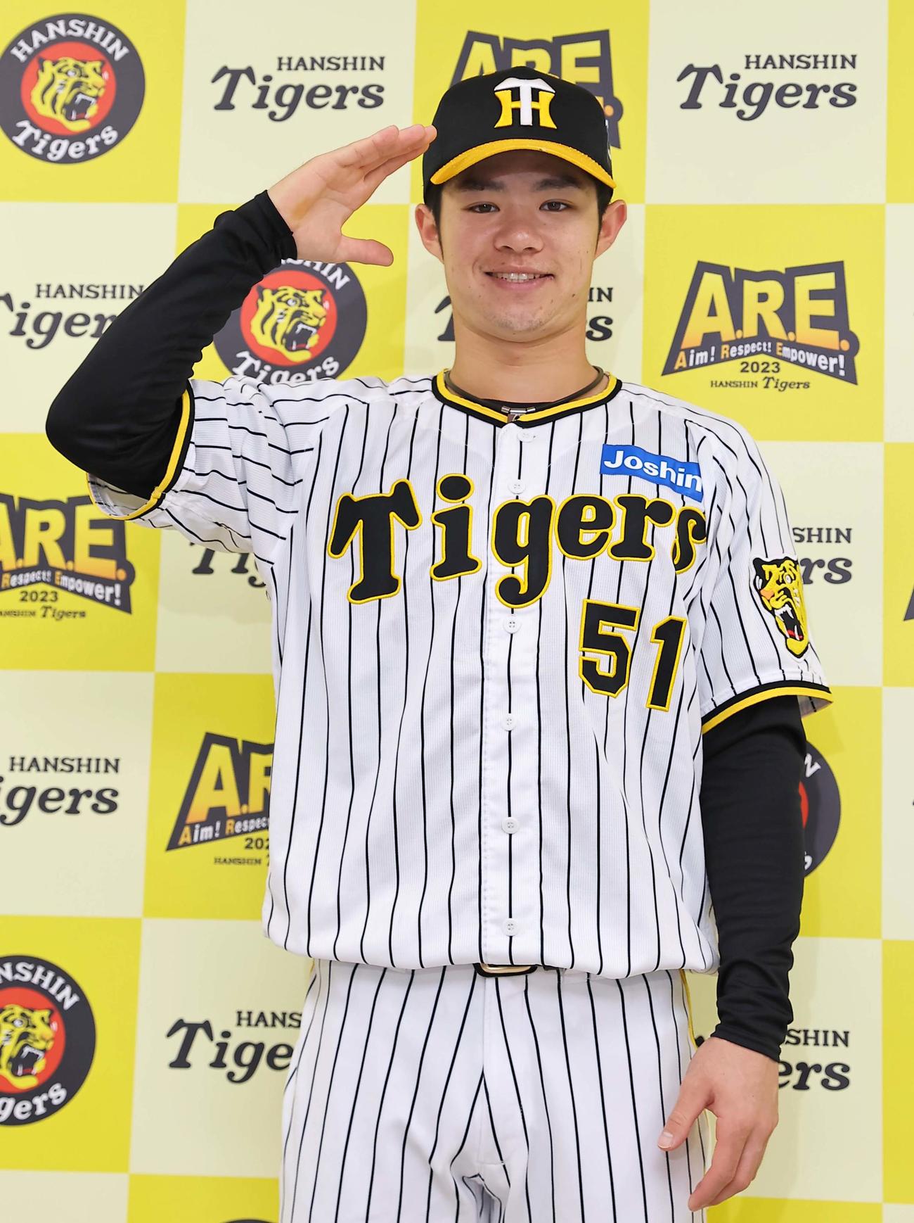 ファン投票でオールスターに選出された中野は笑顔でポーズを決める（撮影・上田博志）