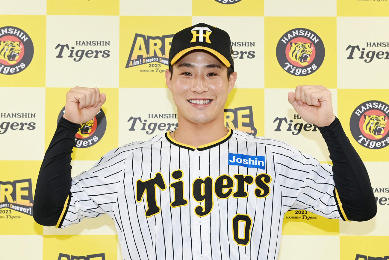 ファン投票でオールスターに出場が決まった阪神木浪は笑顔でガッツポーズ（撮影・前岡正明）