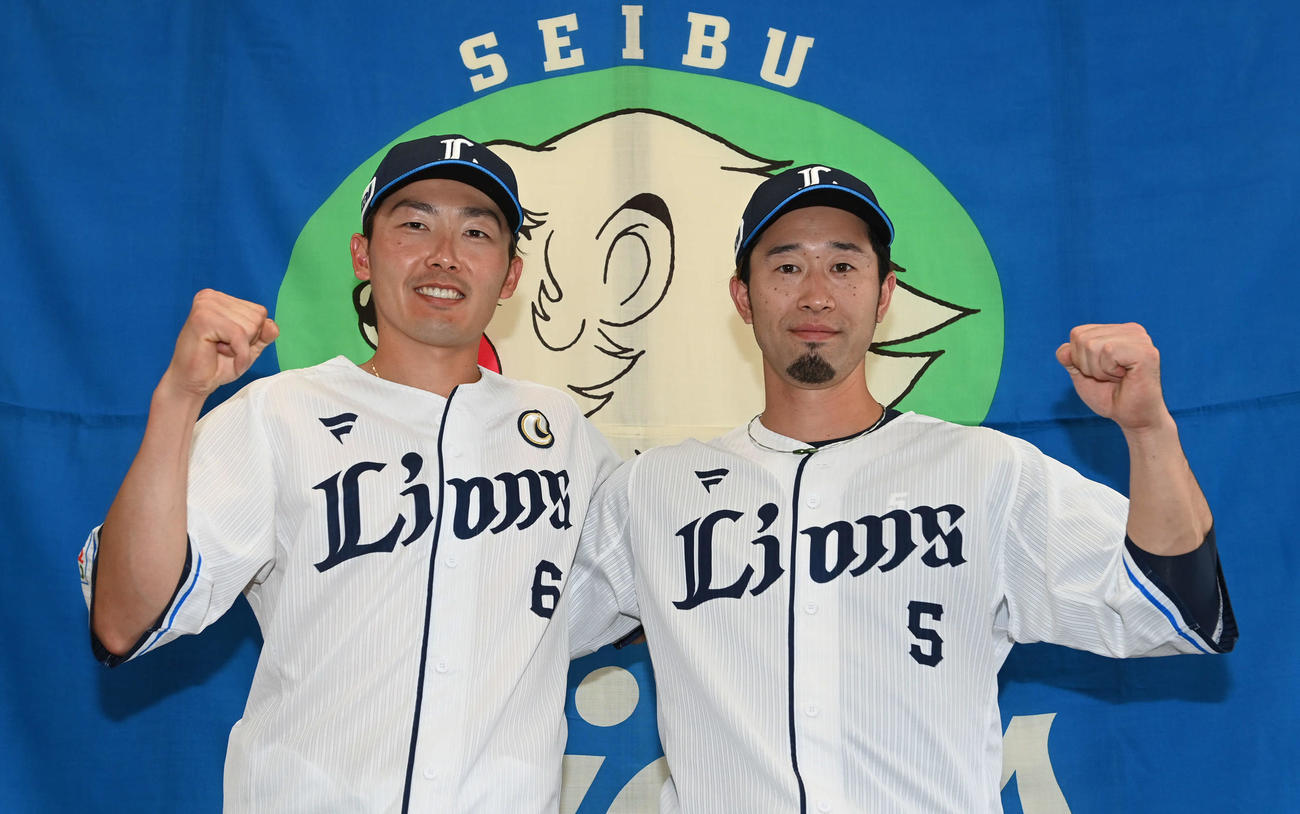 ファン投票でオールスター出場が決まった西武源田（左）と外崎は笑顔を見せる（撮影・山崎安昭）