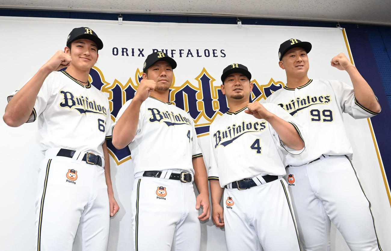 オールスターにファン投票で選出されたオリックスの左から山崎颯、頓宮、森、杉本（撮影・和賀正仁）