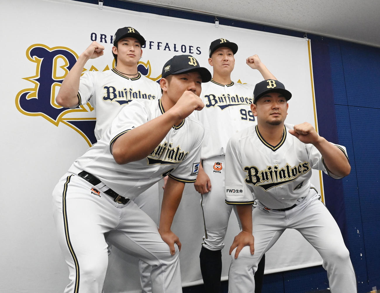 オールスターにファン投票で選出されたオリックスの前列左から頓宮、森、後列左から山崎颯、杉本（撮影・和賀正仁）