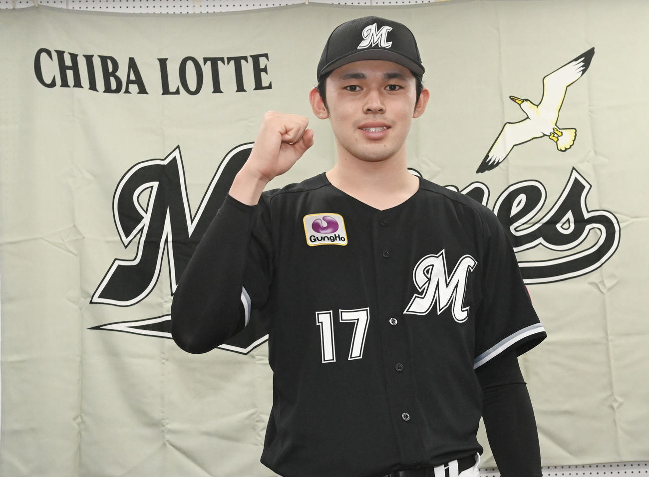 オールスターにファン投票で選出されたロッテ佐々木朗はガッツポーズ（撮影・和賀正仁）