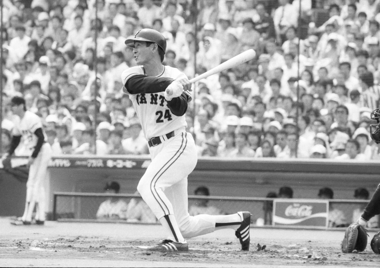 後楽園球場で左中間へ適時打を放つ中畑清（1985年5月3日撮影）