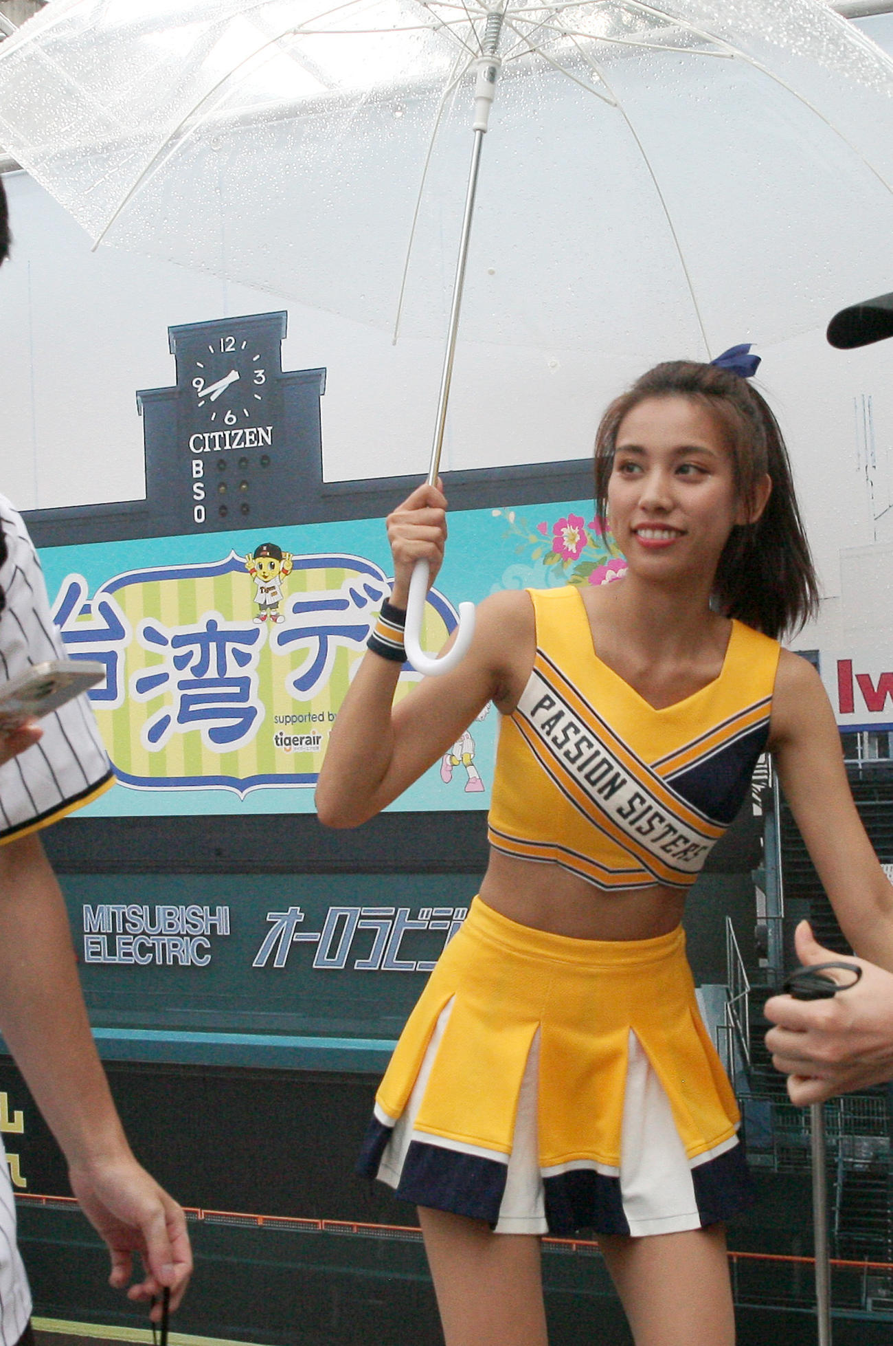 阪神対中日　「台湾デー」で写真撮影に参加する台湾プロ野球チームチアガール中信兄弟の貴貴(グィグィ)（撮影・上山淳一）