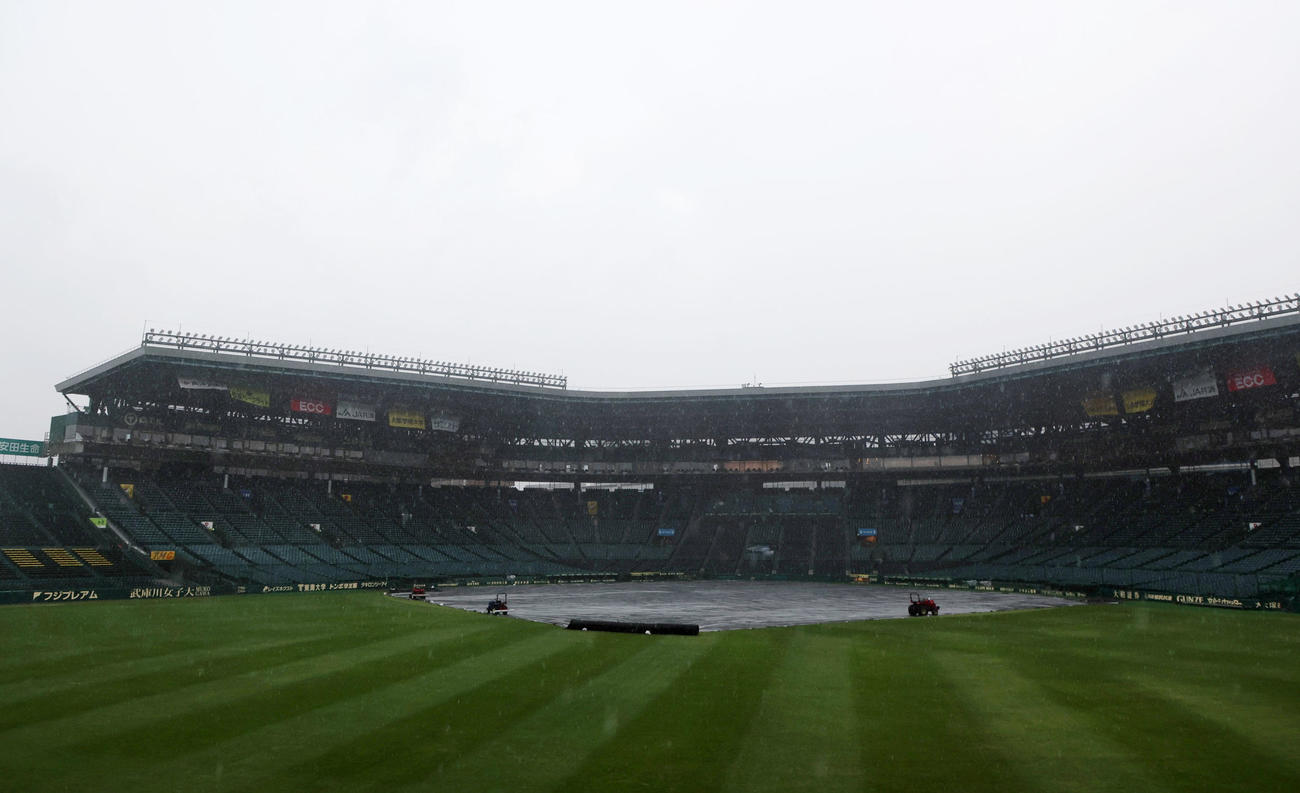 阪神対中日　雨が降ってきた甲子園球場（撮影・加藤哉）
