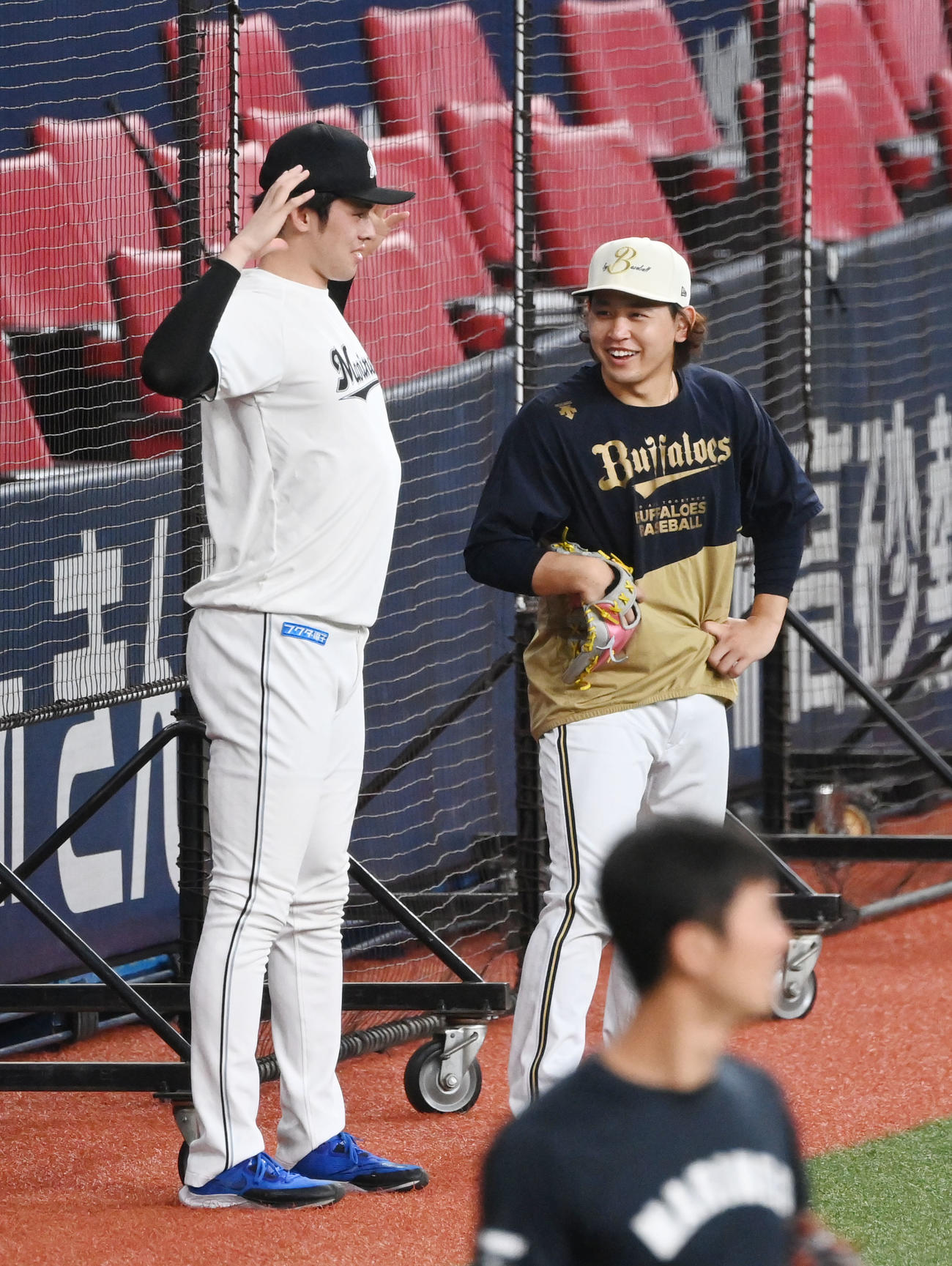 試合前、笑顔で話すロッテ佐々木朗（左）とオリックス宮城（撮影・和賀正仁）