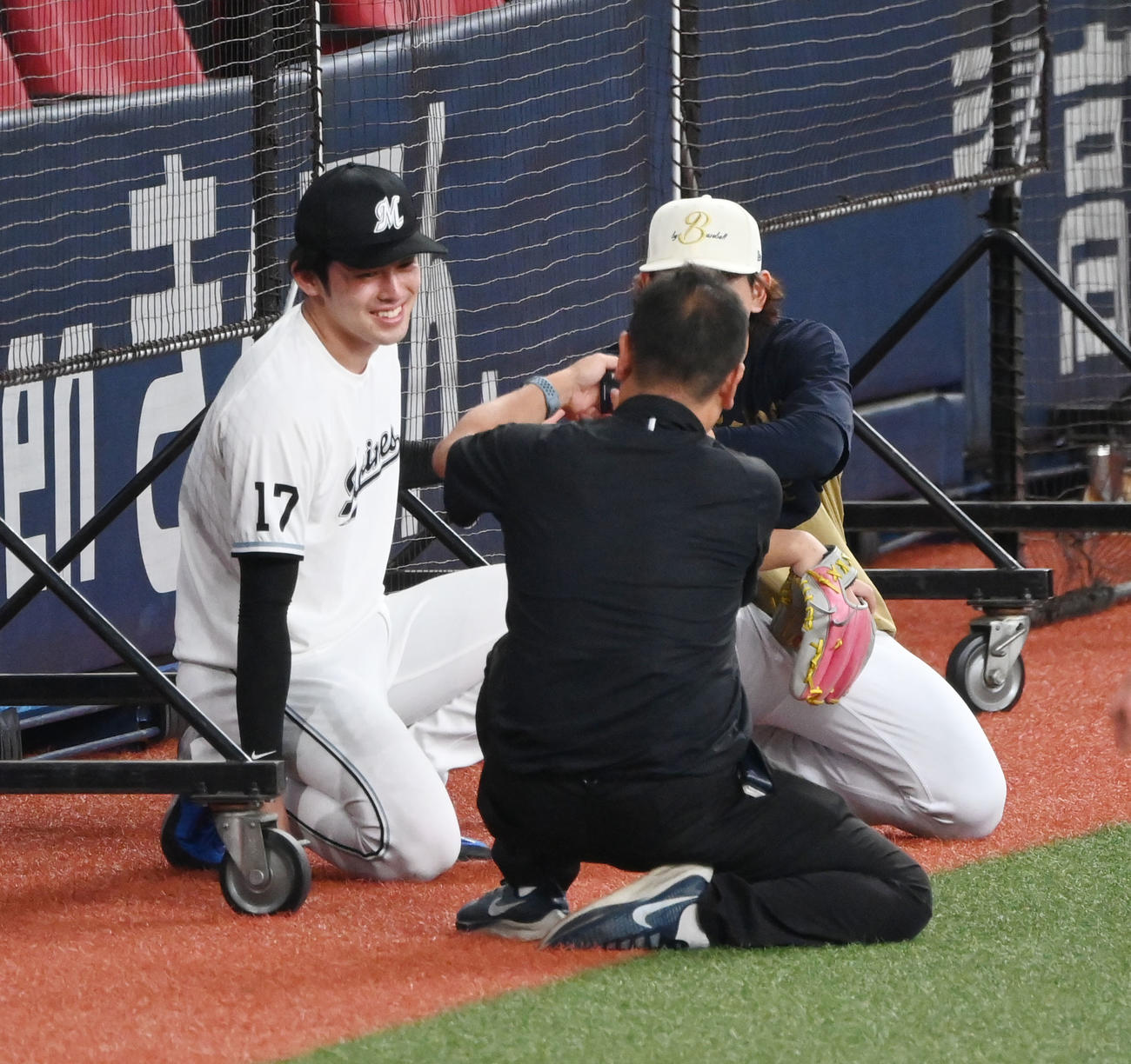 試合前、笑顔で話すロッテ佐々木朗（左）とオリックス宮城（撮影・和賀正仁）