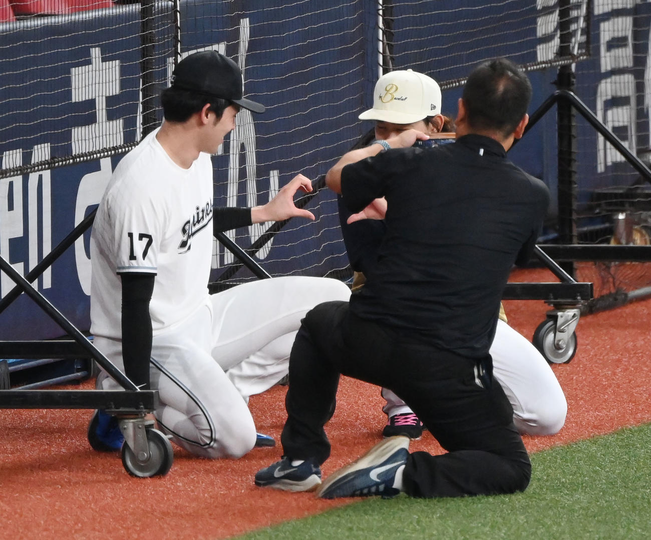 試合前、笑顔で話すロッテ佐々木朗（左）とオリックス宮城（撮影・和賀正仁）