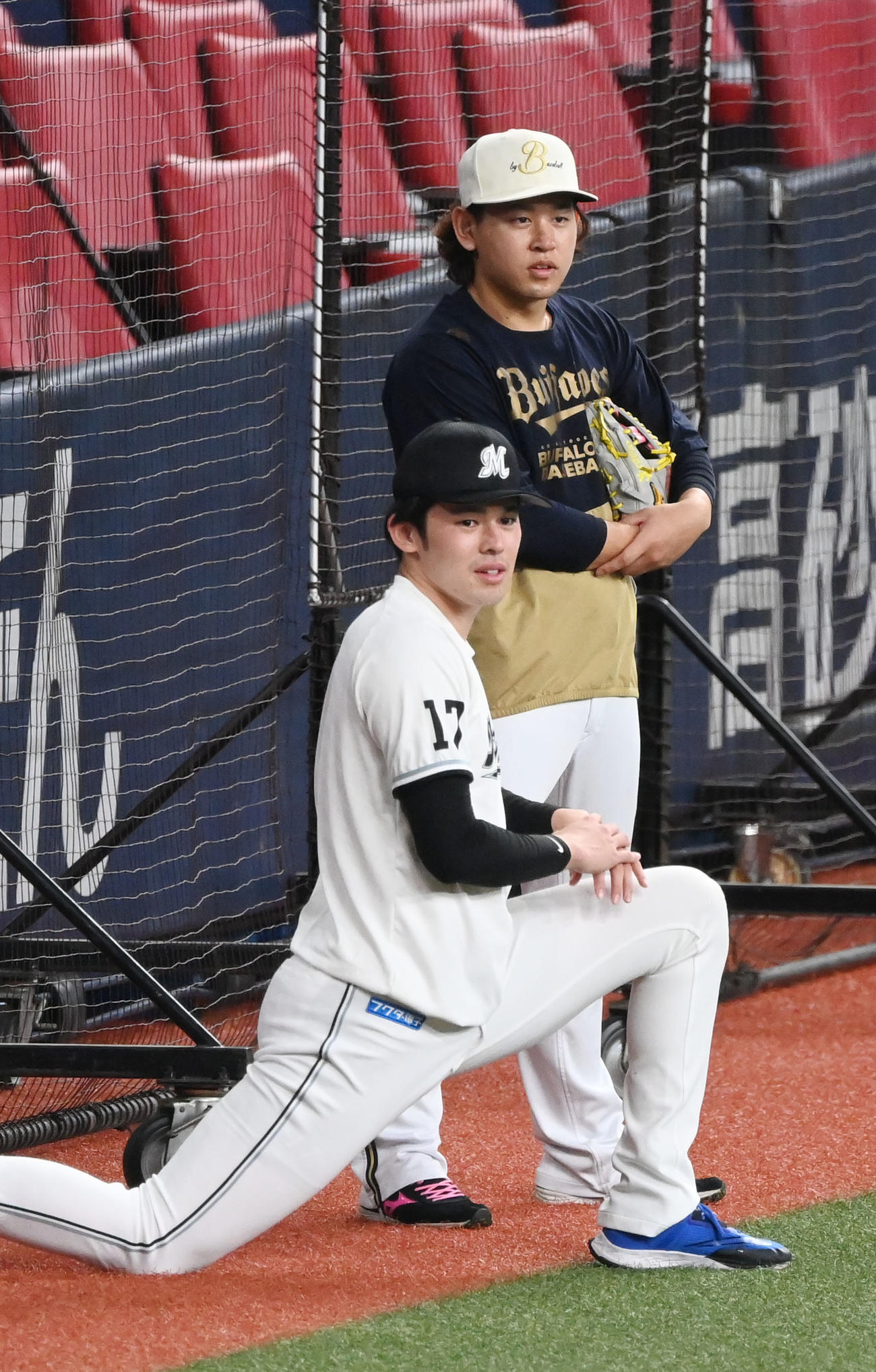 試合前、笑顔で話すロッテ佐々木朗（左）とオリックス宮城（撮影・和賀正仁）
