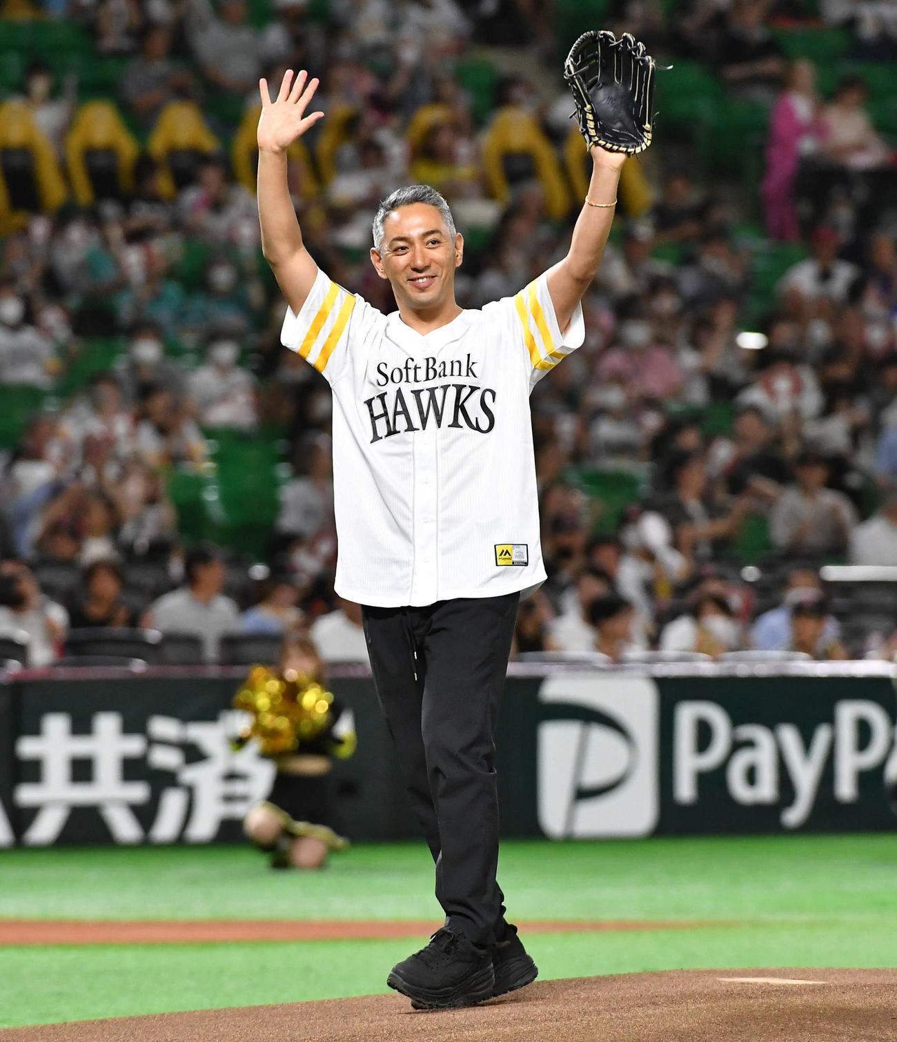 ソフトバンク対楽天　セレモニアルピッチを務めた、歌舞伎俳優の市川團十郎白猿（撮影・岩下翔太）