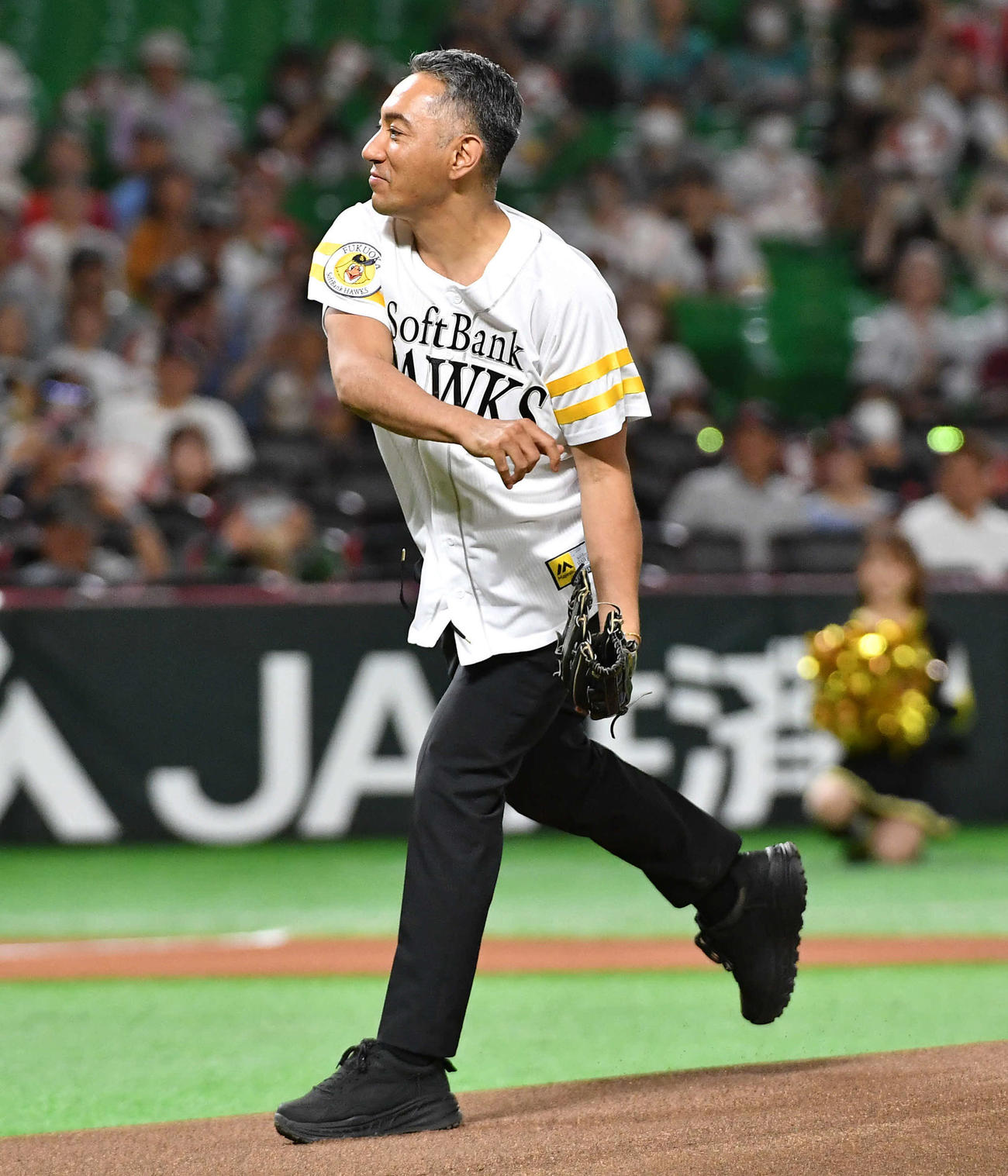 ソフトバンク対楽天　セレモニアルピッチを務めた、歌舞伎俳優の市川團十郎白猿（撮影・岩下翔太）