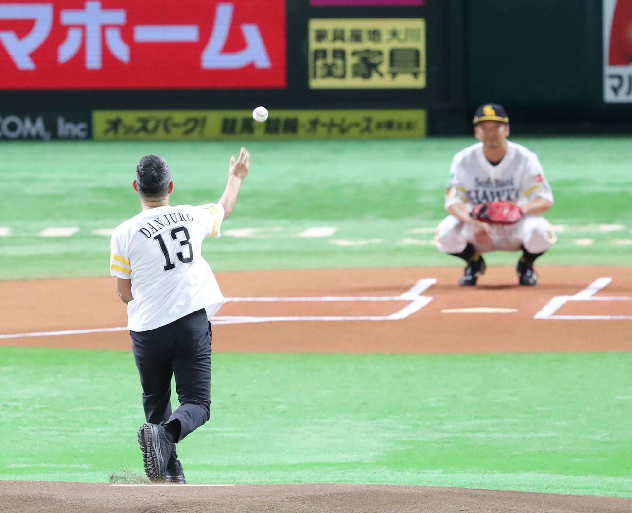 ソフトバンク対楽天　セレモニアルピッチに登板した歌舞伎俳優の市川團十郎白猿（撮影・梅根麻紀）