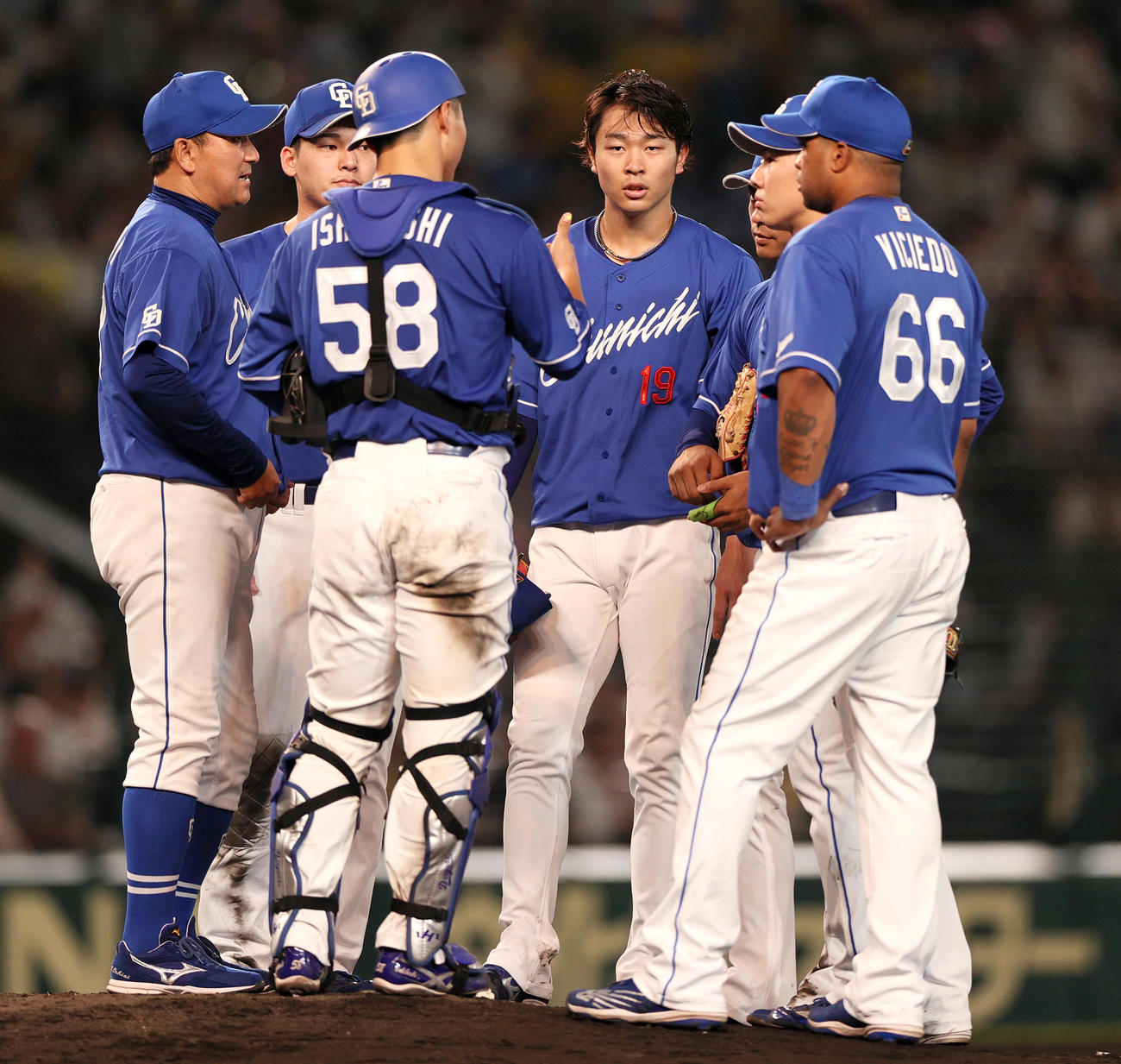 阪神対中日　6回裏阪神1死一、二塁、高橋宏（左から4人目）の元に集まる中日内野陣（撮影・上山淳一）