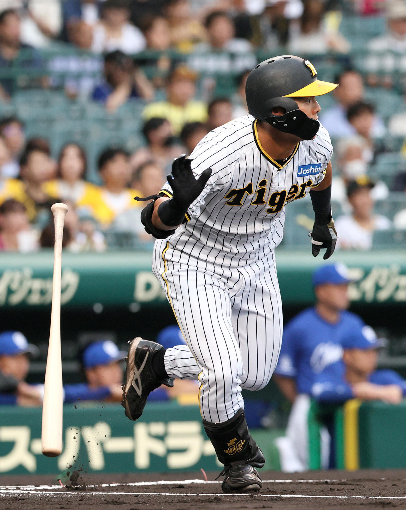 阪神対中日　1回裏阪神2死、前川は中前打を放つ（撮影・上山淳一）